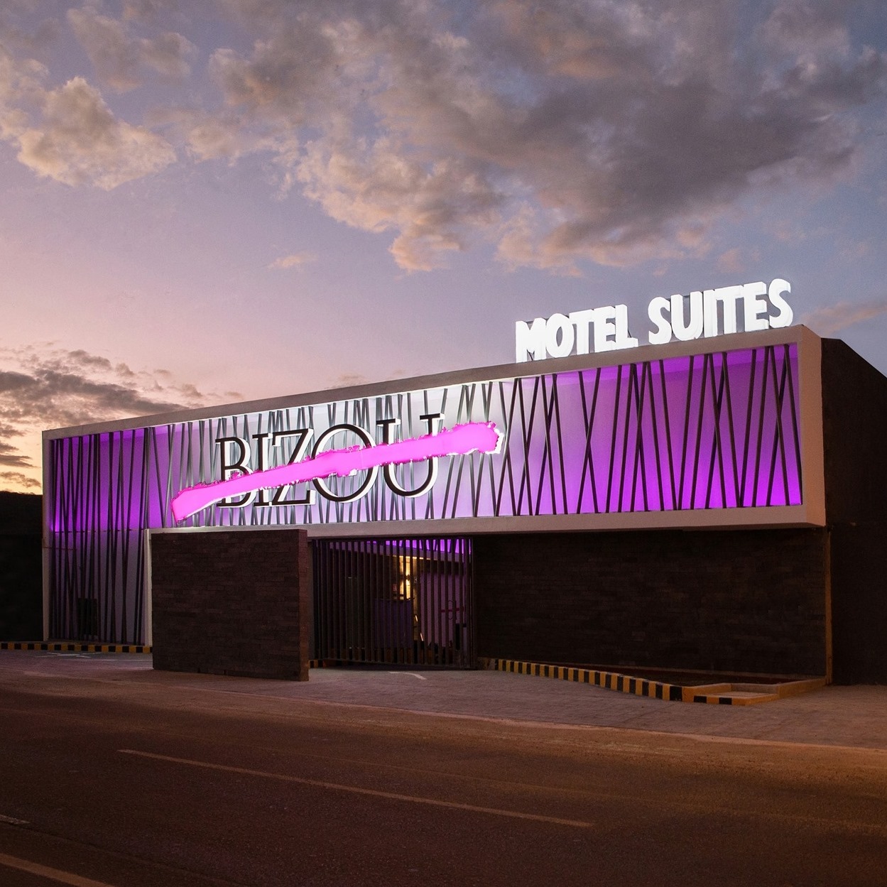 Fachada de Bizou Motel Boutique al atardecer