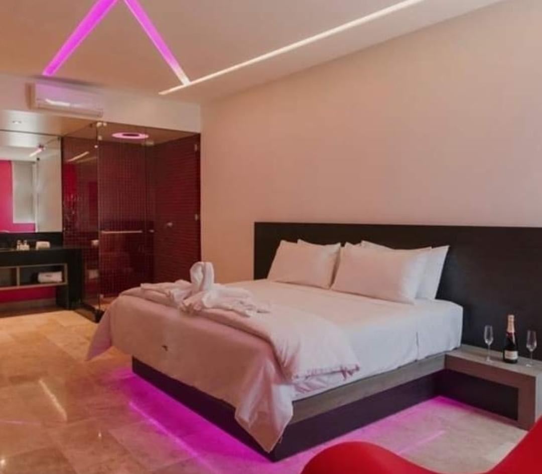 Junior Suite con cama king y ambientación íntima